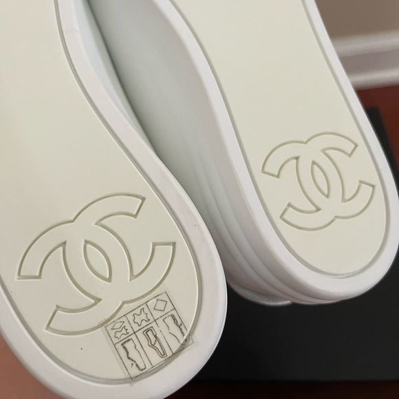 BNIB Rare 2017 Chanel Leather and Rubber Sneakers 38 - Picture 8 of 9